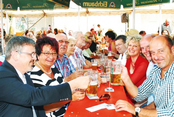 Siedlerfesteröffnung mit Oberbürgermeister Hansjörg Eger (links)