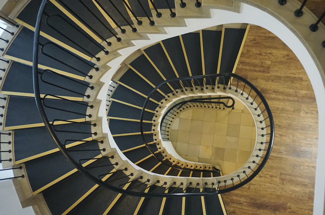 Spiralförmiges Treppenhaus: Blick nach unten