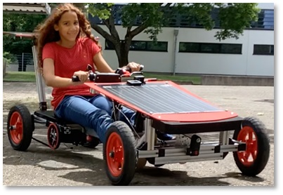 Das Bild zeigt den ersten von Schülerinnen und Schülern selbst gebauten Testwagen des Pilotdurchgangs des SolarCar-Wettbewerbes.