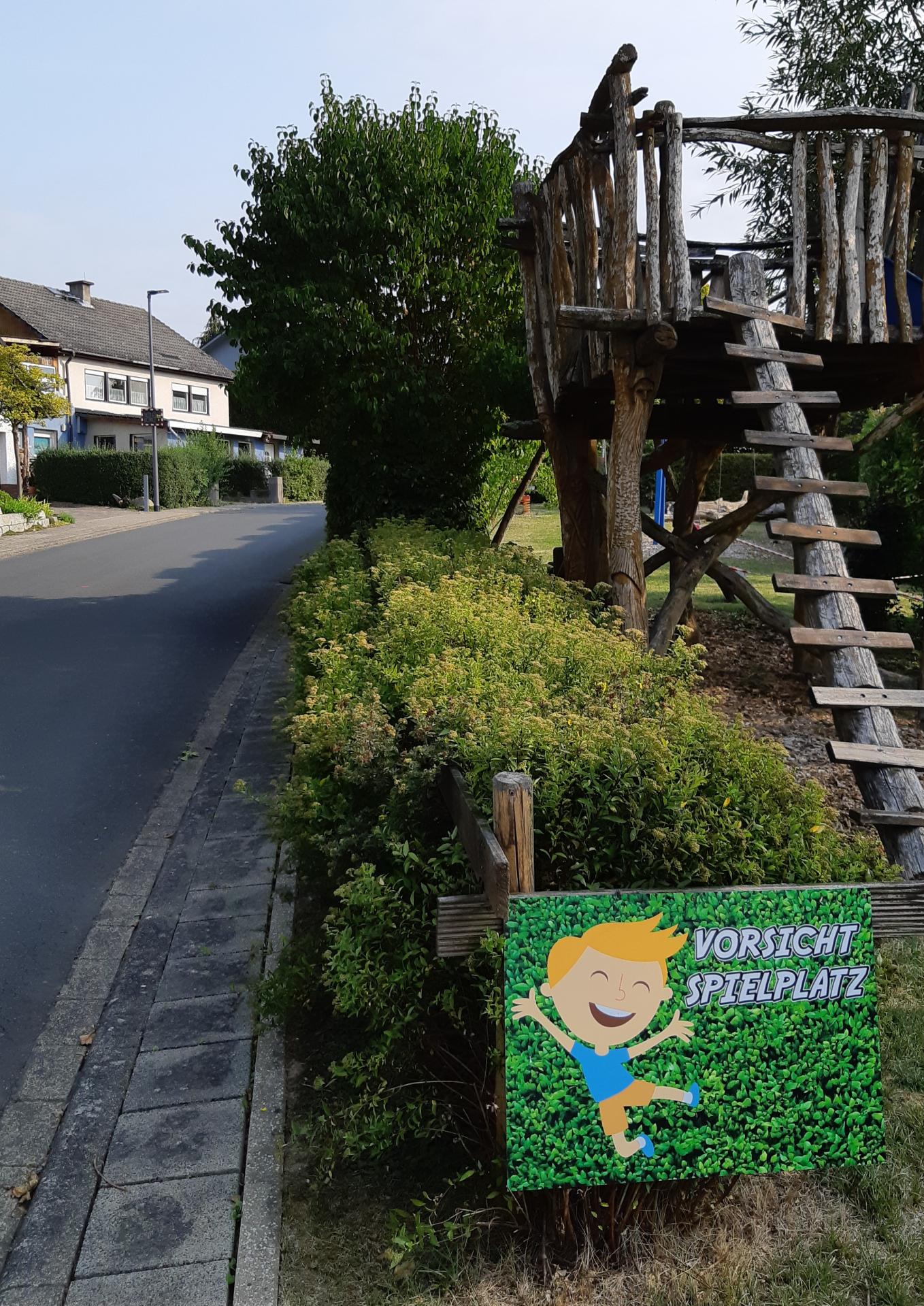 Hinweistafeln wie hier am Spielplatz machen zusätzlich aufmerksam auf brisante Stellen