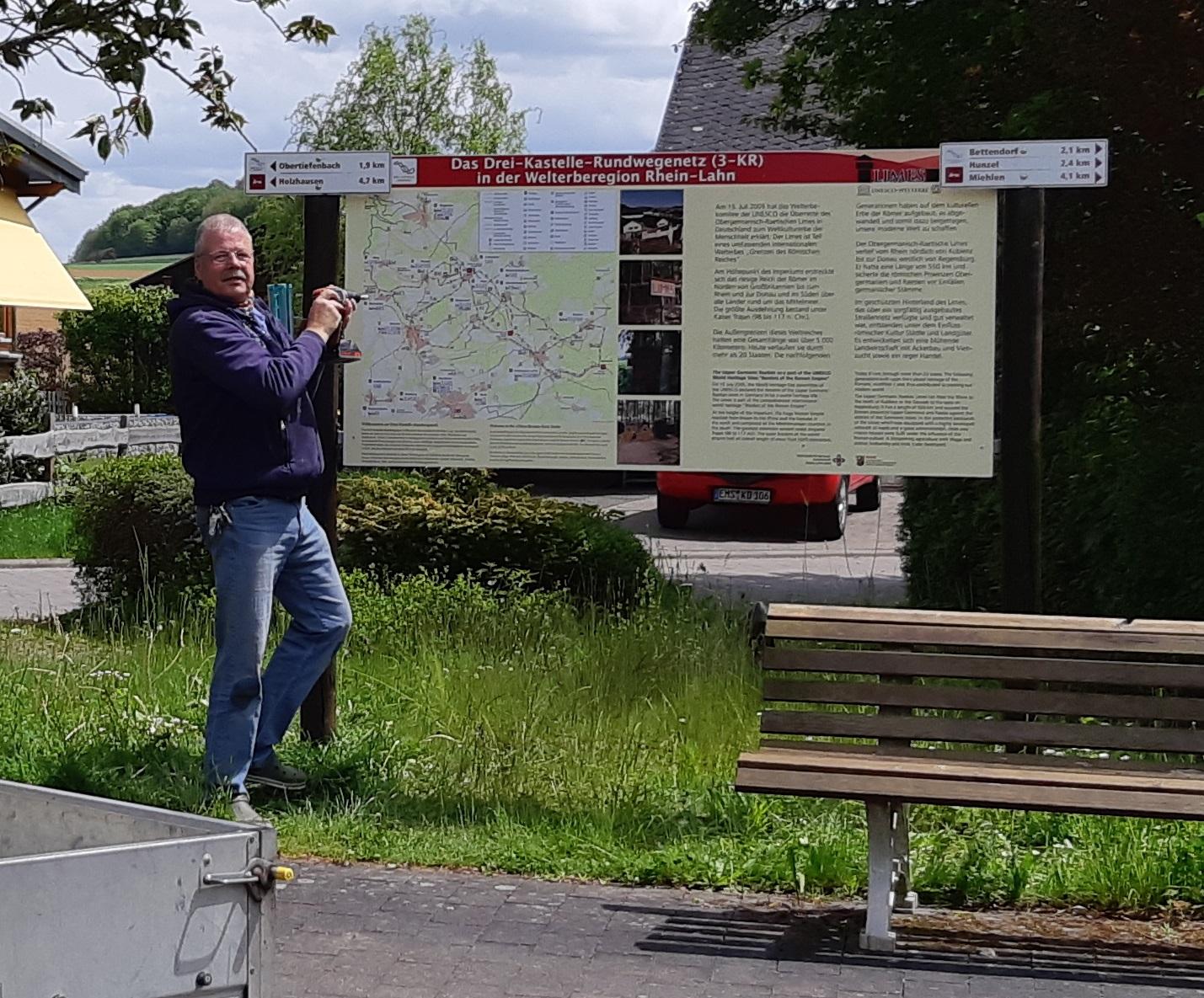 Schildmontage am Standort nahe Limeskastell Pohl