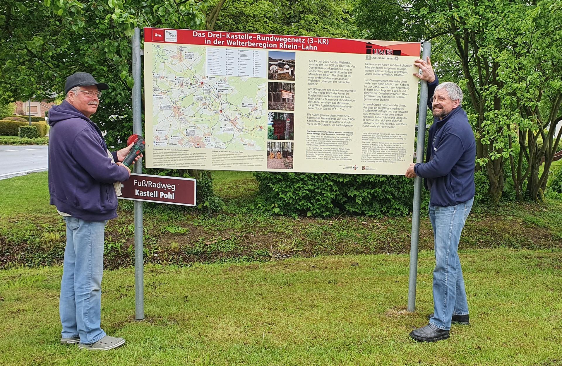 In Hunzel legte Ortbürgermeister Thilo Dehe (rechts) mit Hand an, als das neue Schild angeliefert wurde.Weiterhin steht in Singhofen die Beschilderung in der erweiterten Bereich Richtung Singhofen noch an. Das Ab- und Anmontieren der 6 Schilder an den bisherigen Standorten im „alten 3 KR-Bereich“ hatte der Bettendorfer Uwe Hegner organisiert