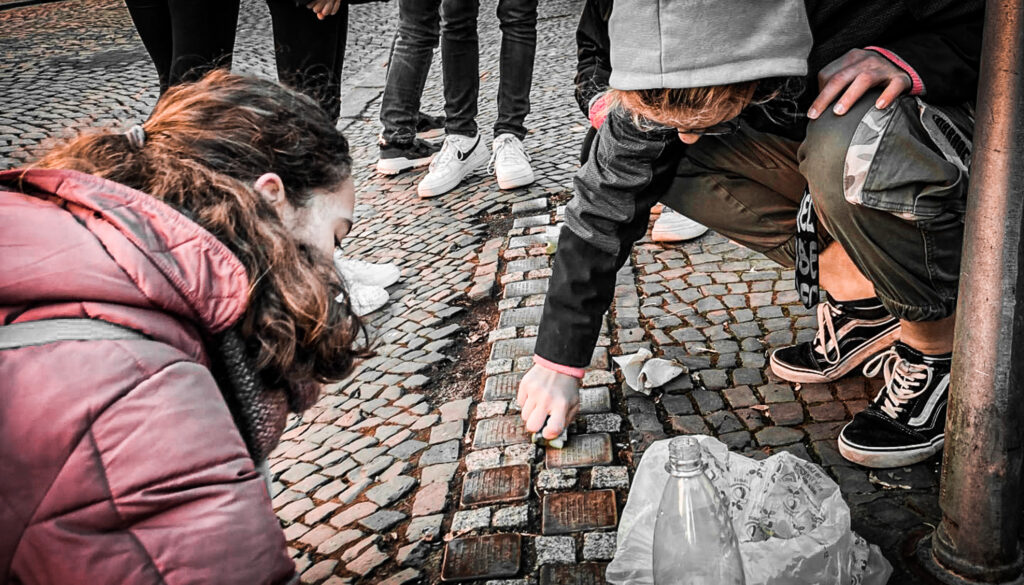 Gegen das Vergessen: Reinigung von Stolpersteinen