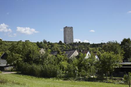 Ruine der Schwabsburg, im Vordergrund Bäume und Häuser