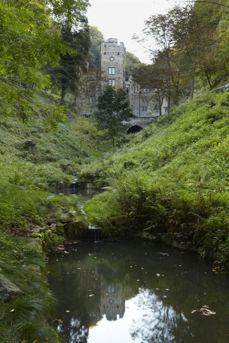 Teich und Bäume unterhalb einer Klause