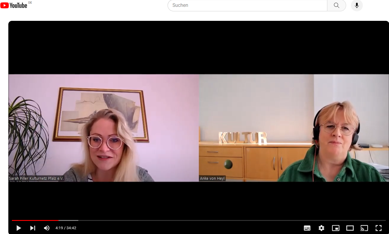 Screenshot vom YouTube Video mit dem Interview mit Sarah Piller. Links Sarah Piller, rechts Anke von Heyl