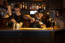 Blick hinter die Bar: 2 Bartender mixen Drinks