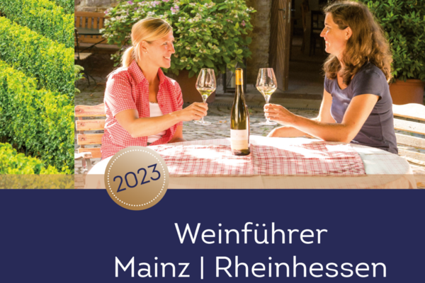 Zwei Frauen mit Weingläsern an einem Tisch in einem Innenhof © Rheinhessen-Touristik GmbH/Dominik Ketz