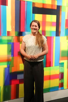 Veronika Weingärtner in ihrer aktuellen Ausstellung.