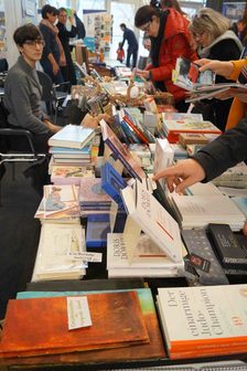 Bücher, Postkarten und viele weitere Druckprodukte an einem Stand.