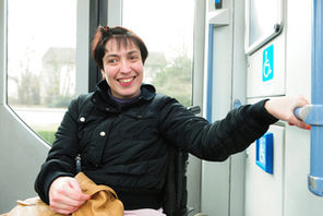 Rollstuhlfahrerin in einem Bus © Landeshauptstadt Mainz