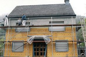 Ein Haus das saniert wird mit aufgebautem Gerüst © Grün- und Umweltamt