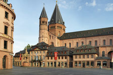 Bildergalerie Dom St. Martin Ostturm des Doms St. Martin Dom St. Martin - Ostturm vom Marktplatz aus gesehen