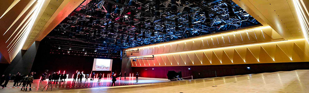 Blick in neuen großen Saal mit Technik an der Decke und goldenen Galerien.