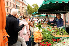 Bildergalerie Wochenmarkt Frisches Gemüse Kunden am Gemüsestand