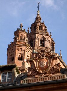 Dom St. Martin mit Stadtwappen im Vordergrund