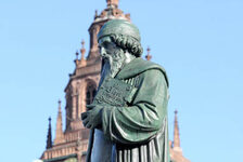 Gutenbergstatue vor Dom