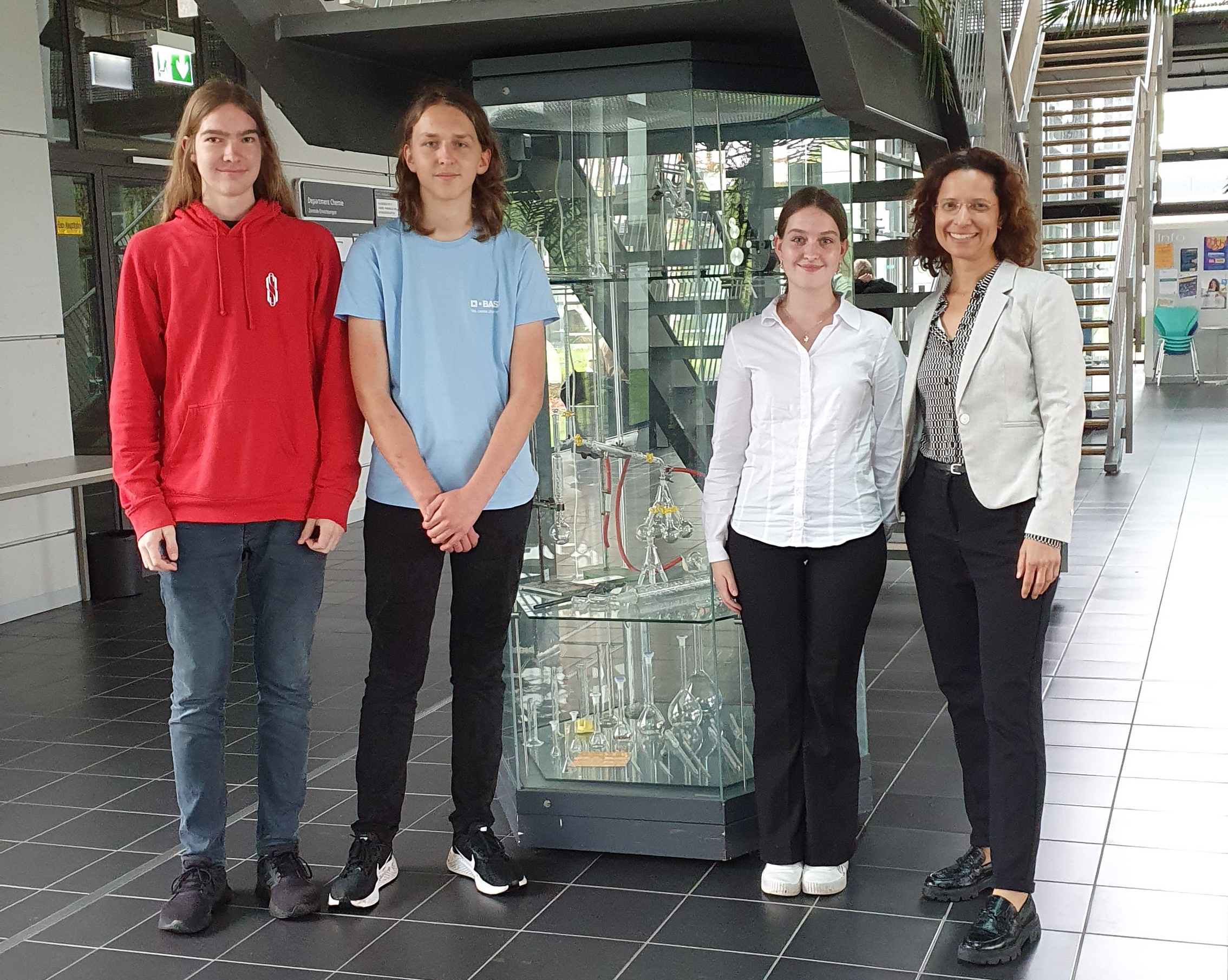 Beim Empfang der Landesbesten an der Johannes Gutenberg-Universität Mainz gratulierte Staatssektretärin Frau Brück im Namen der Ministerin Frau Dr. Hubig auch Louis Gutscher, Anna Hinson und Benedikt Lamberty vom Peter-Joerres-Gymnasium Ahrweiler.