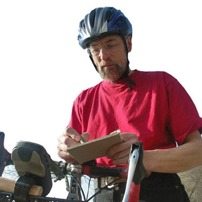 Streckenprüfer bei der Kontrolle eines Radwegs © LBM Rheinland-Pfalz