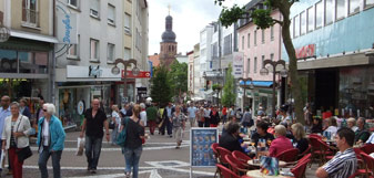 Die belebte Innenstadt von Pirmasens mit der Lutherkirche im Hintergrund - Foto: Willie Beckmann © Beckmann Mediendesign