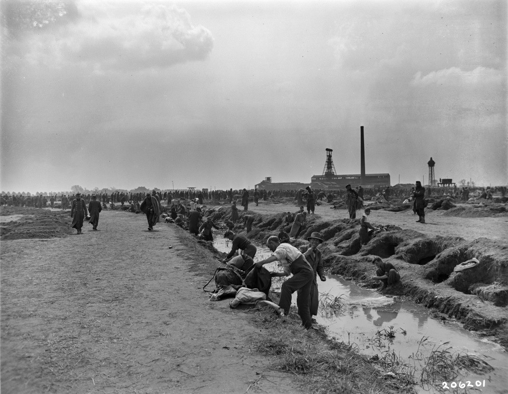 In der ersten Zeit gab es kein fließendes Wasser in den Kriegsgefangenenlagern. Die Gefangenen in Büderich nutzten einen schmalen Bach, um sich darin zu waschen und zu rasieren. Fotografie der US-Armee aus dem Lager Büderich, 3. März 1945. Quelle: National Archives Washington, DC.