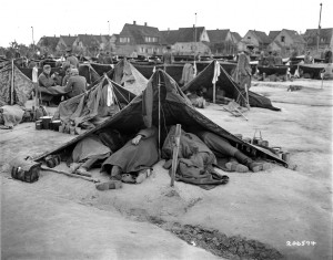 Das Lager im Ludwigshafener Vorort Rheingönheim grenzte sehr nah an die Ortschaft. Fotografie der US-Armee, 28. Mai 1945. Quelle: National Archives Washington, DC.