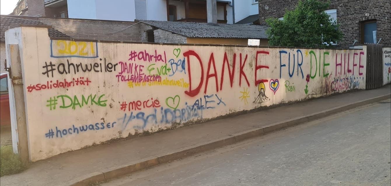 Auf der Mauer in Ahrweiler haben sich Betroffene verewigt, bedanken sich bei den freiwilligen Helferinnen und Helfern.