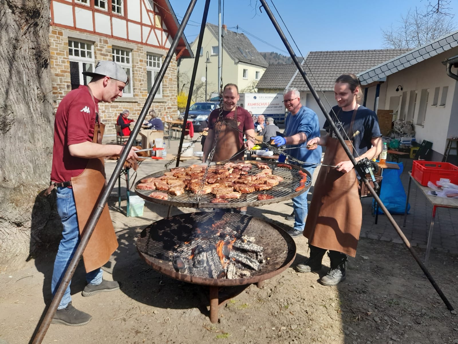 Das Gasthaus „Zum dicken Hännes“ Stipshausen hat etliche Spenden gesammelt. Alexander Kunz berichtet: „Neben den üblichen Geld- und Sachspenden hatte unser Wirt Hans die Idee, am Wochenende für alle Helfer vor Ort original Hunsrücker Schwenker zu grillen. An vielen Wochenenden wurden im Schnitt 200 Portionen Schwenker und Würstchen inklusive Kraut- und Kartoffelsalat serviert.“ Die Aufnahme stammt aus Insul. Insgesamt waren laut Kunz 40 Grillmeister in vielen Orten im Ahrtal unterwegs.