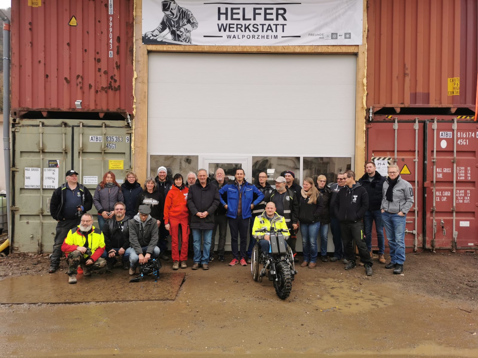 Viele Fahrzeuge von freiwilligen Helfern, zum Beispiel Trecker, Mulden, Kipper, Bagger und Lastwagen wurden nach den Worten von Melanie Frieben in der Helferwerkstatt im „Drive In“-Verfahren repariert, damit die Hilfe für die Betroffenen sofort weitergehen konnte. 