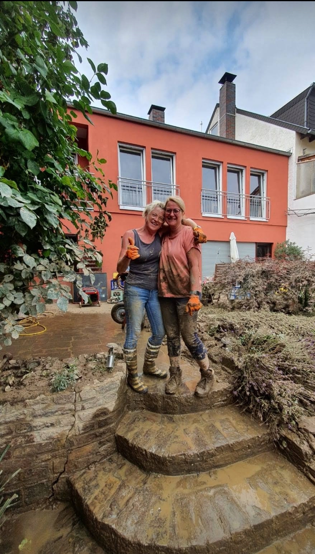 Alice Steins berichtet: Viele alte Schulkameradinnen und -kameraden, Freunde, Fremde und Bekannte kamen ohne zu zögern im größten Schlamassel zur Hilfe … heute noch!