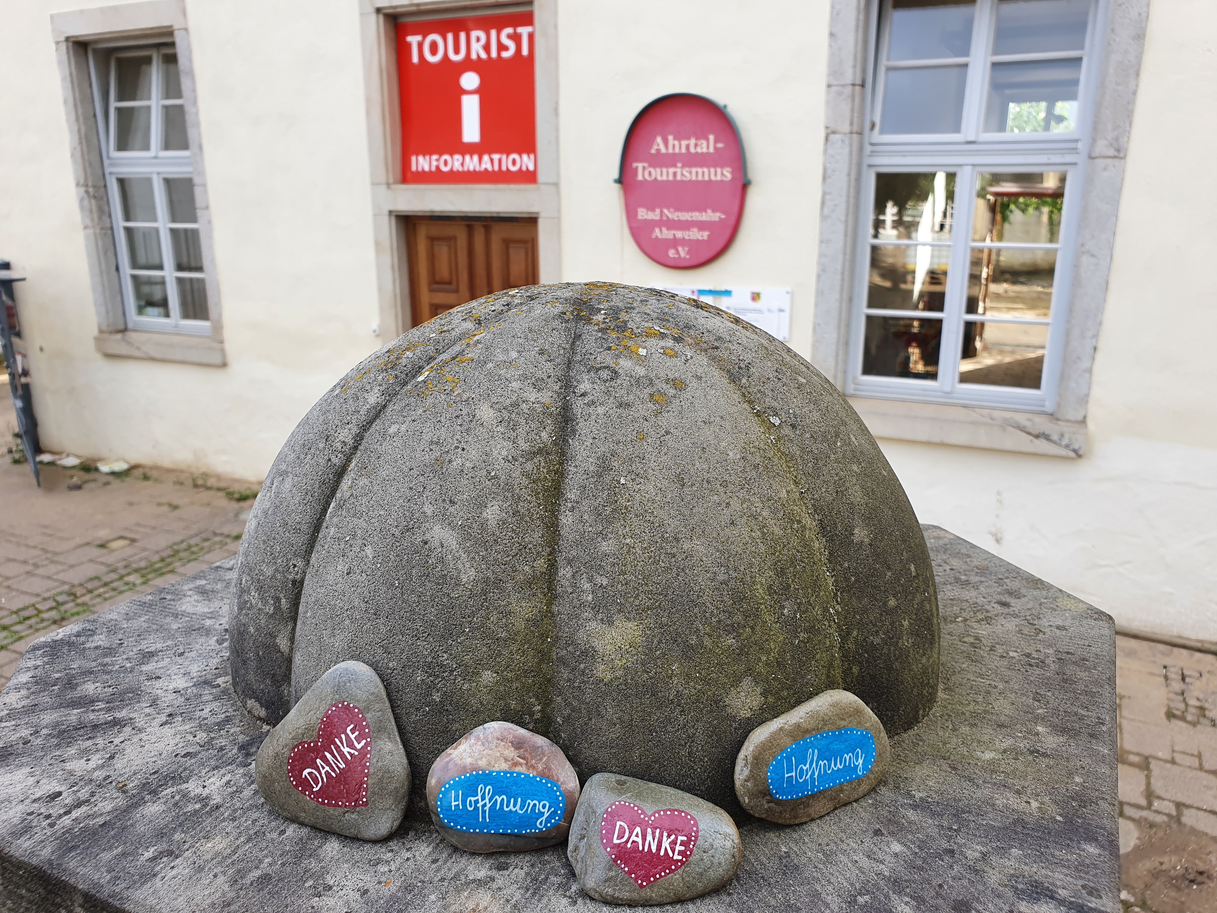 Steinchen der Hoffnung vor der Tourist-Info in Ahrweiler