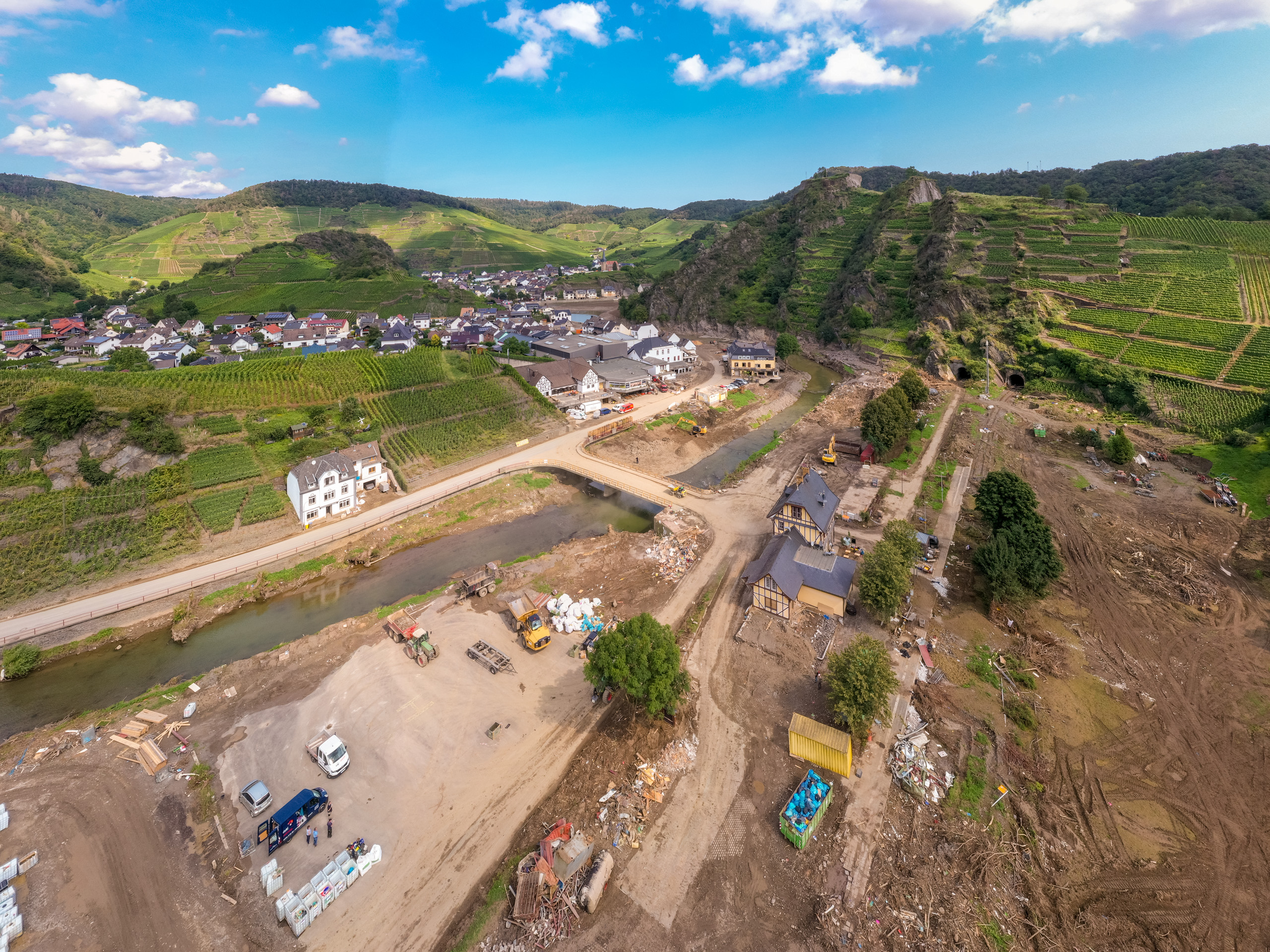 Vom Ahr-Radweg in Mayschoß ist nicht viel übrig nach der Flut