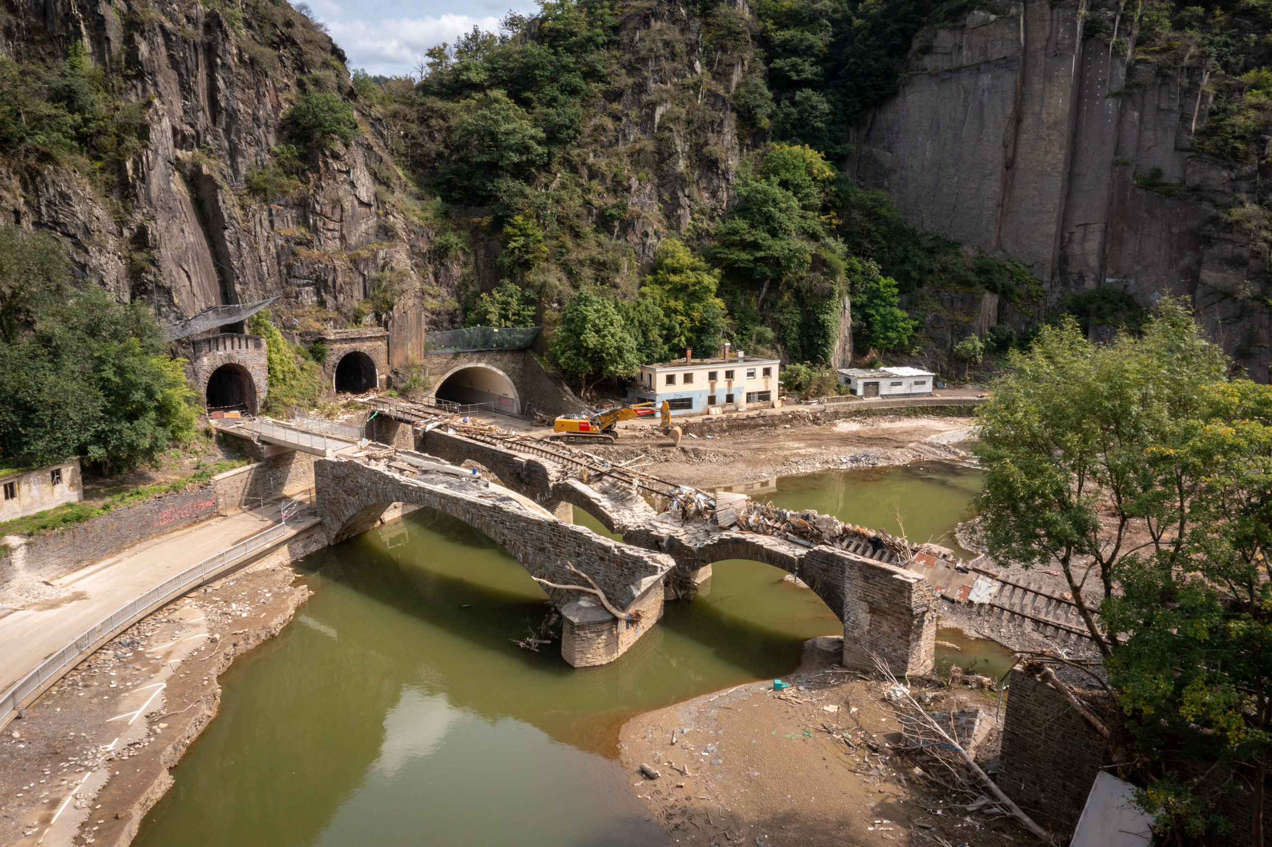 Eisenbahn- und Radweg-Brücke vor Altenahr liegen in Trümmern