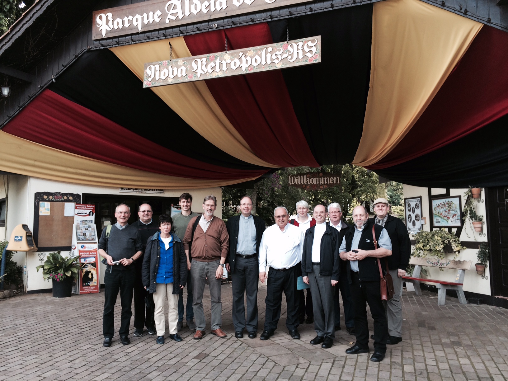 Die Delegation in Brasilien vor dem Eingang eines rekonstruierten deutschen Einwandererdorfes