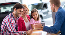 Familie in Autohaus