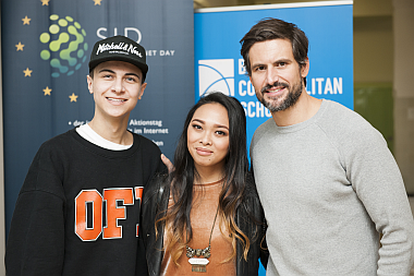 SAFER INTERNET DAY 2018: YouTuberin Christina Ann Zalamea ("Hello Chrissy", "Wishlist") mit  Popstar Lukas Rieger (links) und Schauspieler Tom Beck ("Einstein"; rechts) bei der klicksafe-Schulveranstaltung zum Safer Internet Day in der Berlin Cosmopolitan