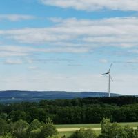 Windrad mit Blick auf den Soonwald