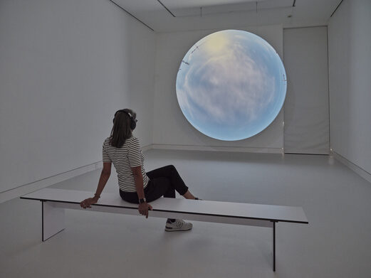 Installationsansicht: Hemauer/Keller, Observing Human Skies (Zürich Binz), 2021-heute, Maße variabel, Audio (15:00 Min.), Interview mit Atsumu Ohmura, Courtesy of the artists © Norbert Miguletz