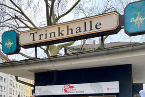 An der Trinkhalle hängt der Jubiläumsbanner der Landeshauptstadt Mainz. © Selina Ruethel