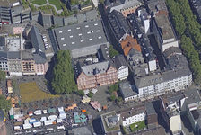 Bildergalerie Gutenberg-Museum der Zukunft Luftbild Luftbild des derzeitigen Gebäudeensembles: Vorne das Haus "Zum Römischen Kaiser", dahinter das Ausstellungsgebäude des Gutenberg-Museums und der Druckladen.