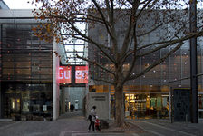 Bildergalerie Gutenberg-Museum der Zukunft Druckladen und Ausstellungsgebäude Fassade bei Tag: Dahinter befinden sich der Druckladen und das Ausstellungsgebäude des Gutenberg-Museums.