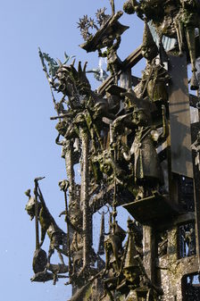 Details des Fastnachtsbrunnens vor strahlend blauem Himmel