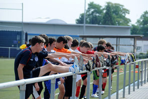 Junge Fußballer beim Dehnen. © Foto: Kristina Schäfer