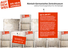 Holzkisten und Infotext zum Umzug des RGZM