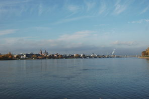 Mainz von Gustavsburg aus gesehen. © Inge Miczka