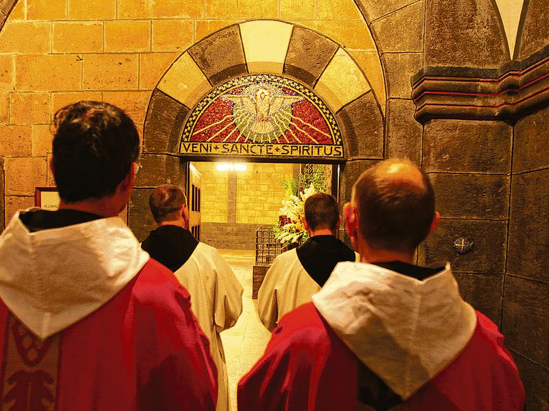 Einzug der Mönche in die Klosterkirche zur Feier der heiligen Messe. (Foto: Jens Weber)