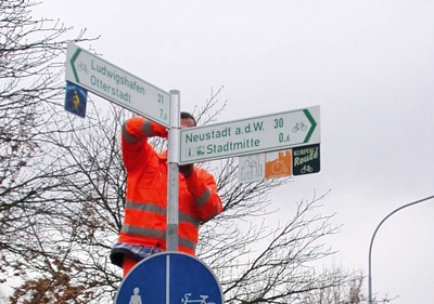 Wartung eines Radwegweisers © LBM Rheinland-Pfalz