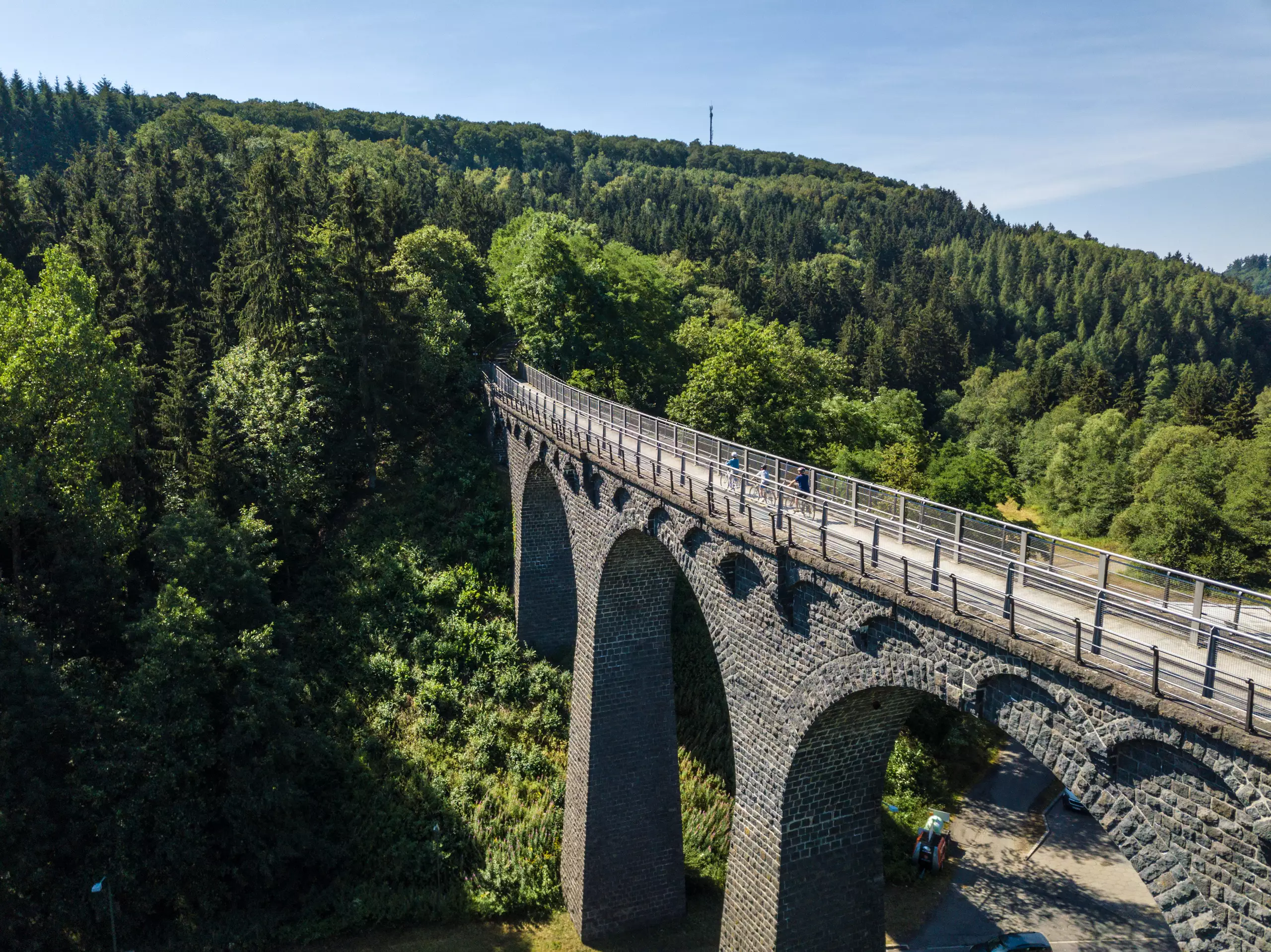 Radfahrer auf dem Maare-Mosel-Radweg bei Daun, Eifel