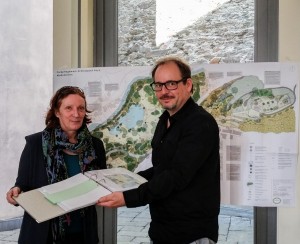 Monica von Geyr (Gartendenkmalpflegerin) und Thomas Steinhardt (Vorsitzender des Parkvereins)