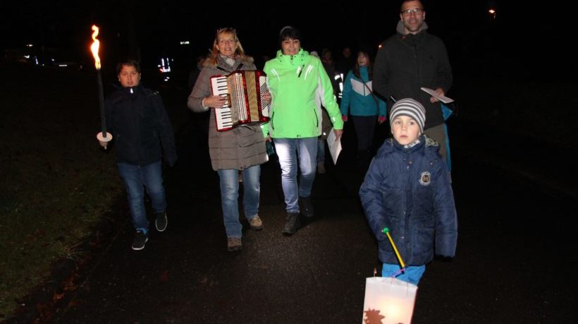 Sankt-Martins-Umzug: Zuckerbrezeln, Laternen und Akkordeonmusik